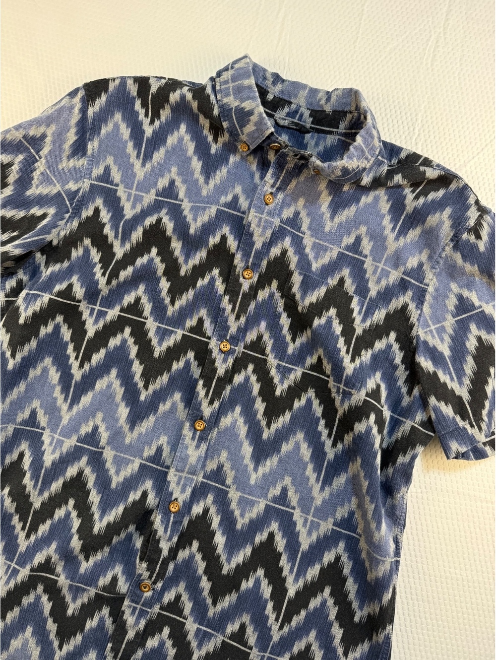 American Eagle Men’s L Ikat Shirt Blue Black Button Up Boho Short Sleeve Western